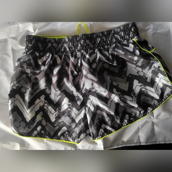 Umbro Ladies Running Shorts  Size M - Picture 2 of 5